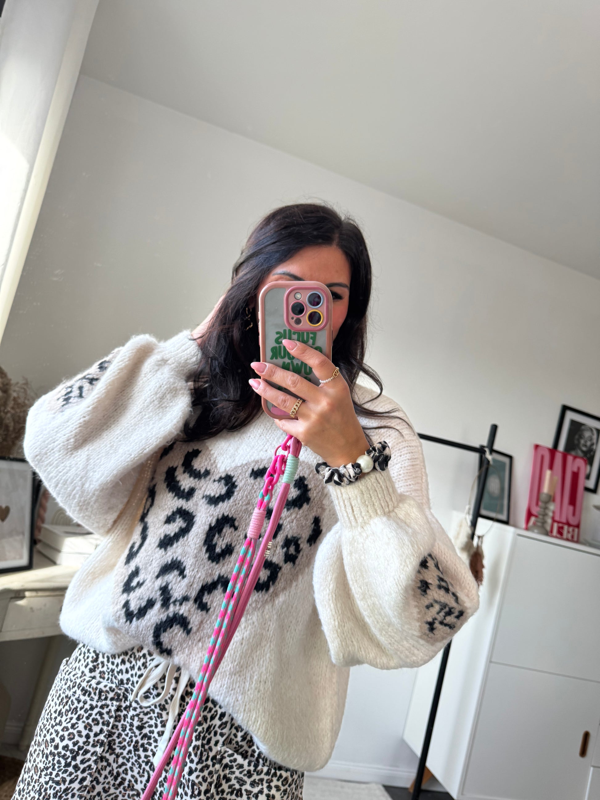 weißer Pullover mit Herz und Animal Print