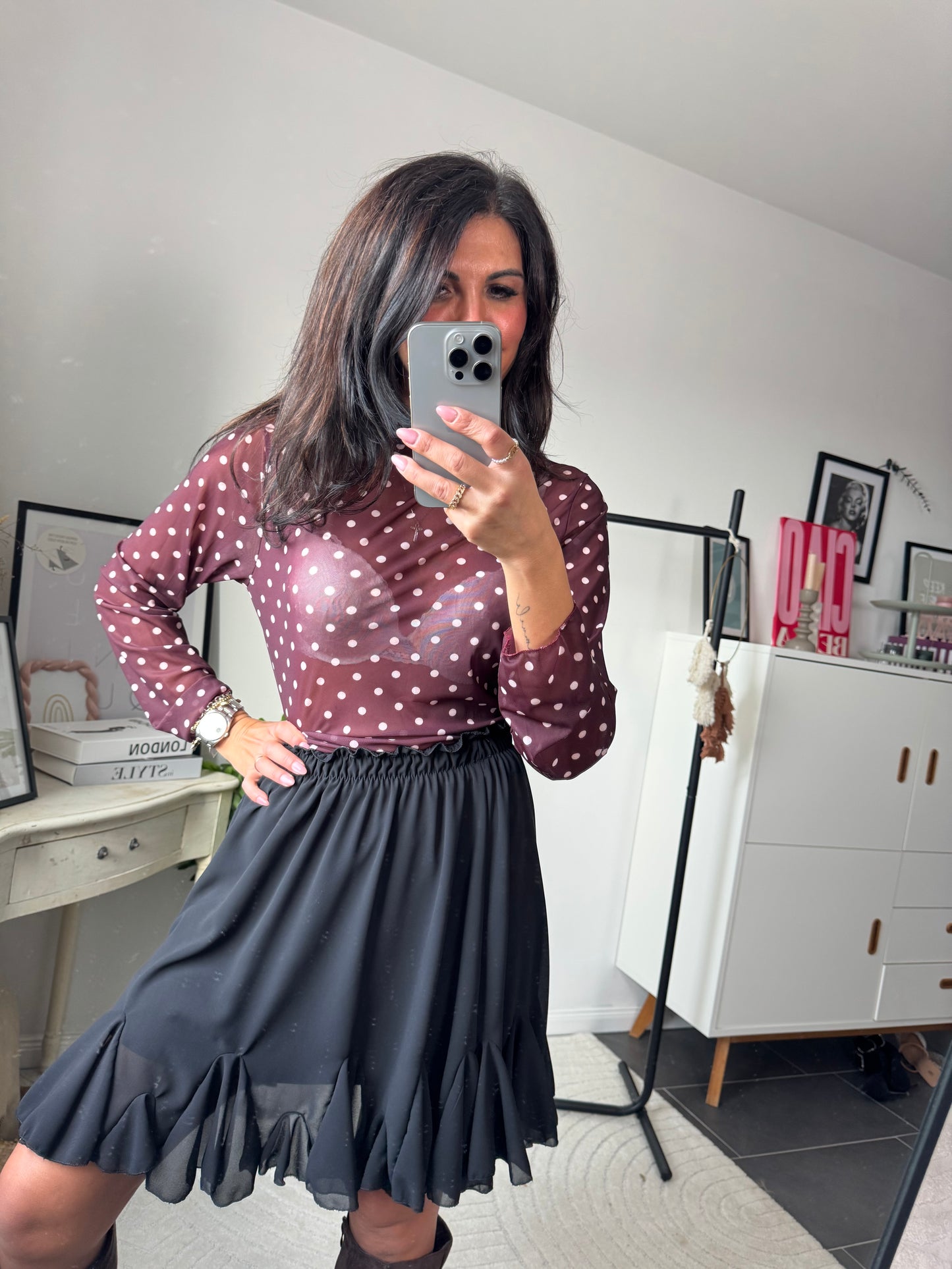 rote Bluse mit Punkten 