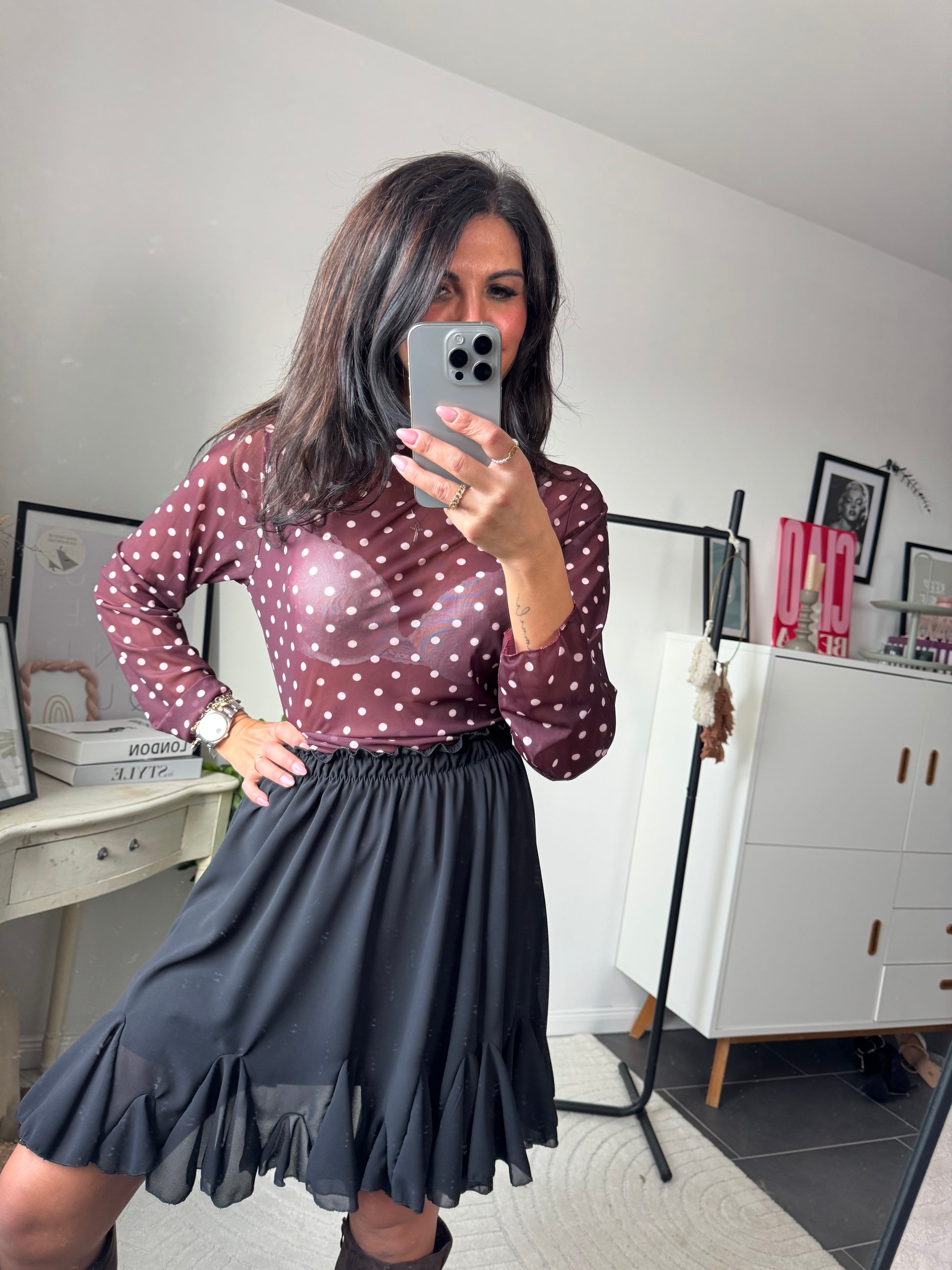 rote Bluse mit Punkten 