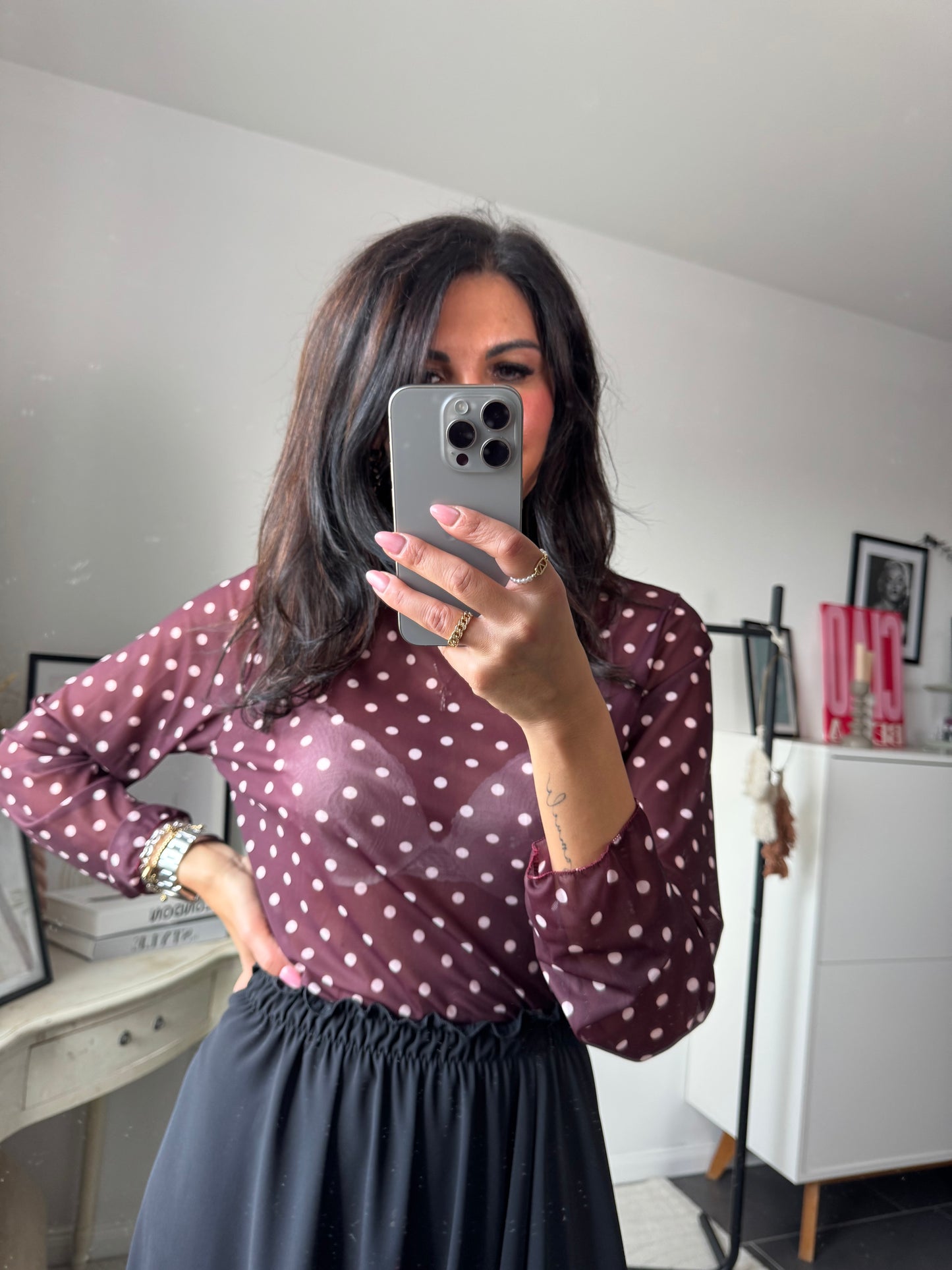 moderne dunkelrote Bluse mit Punkten 