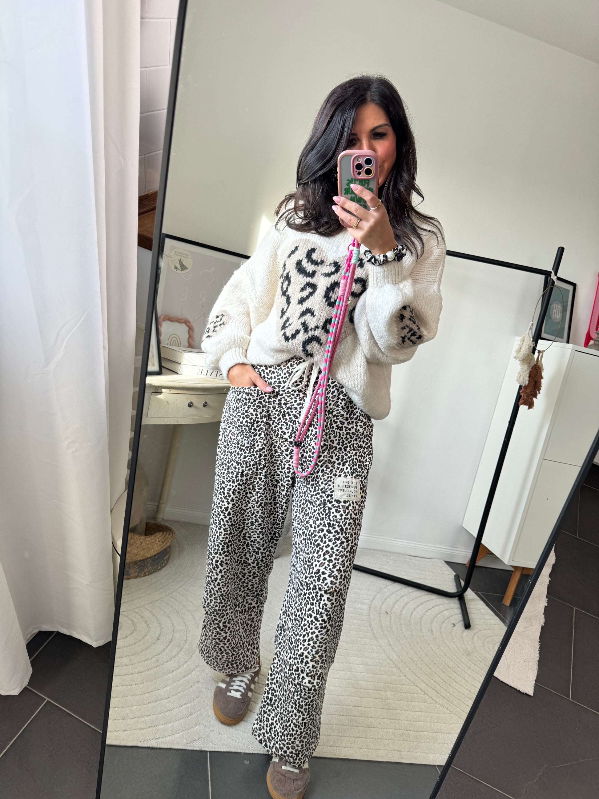 weißer Pullover mit Herz und Animal Print und Hose mit Animal Print Muster