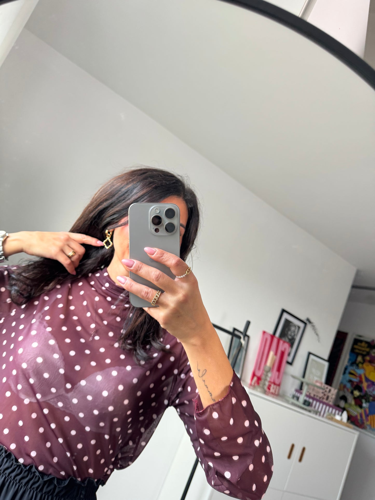 rote Bluse mit Punkten 