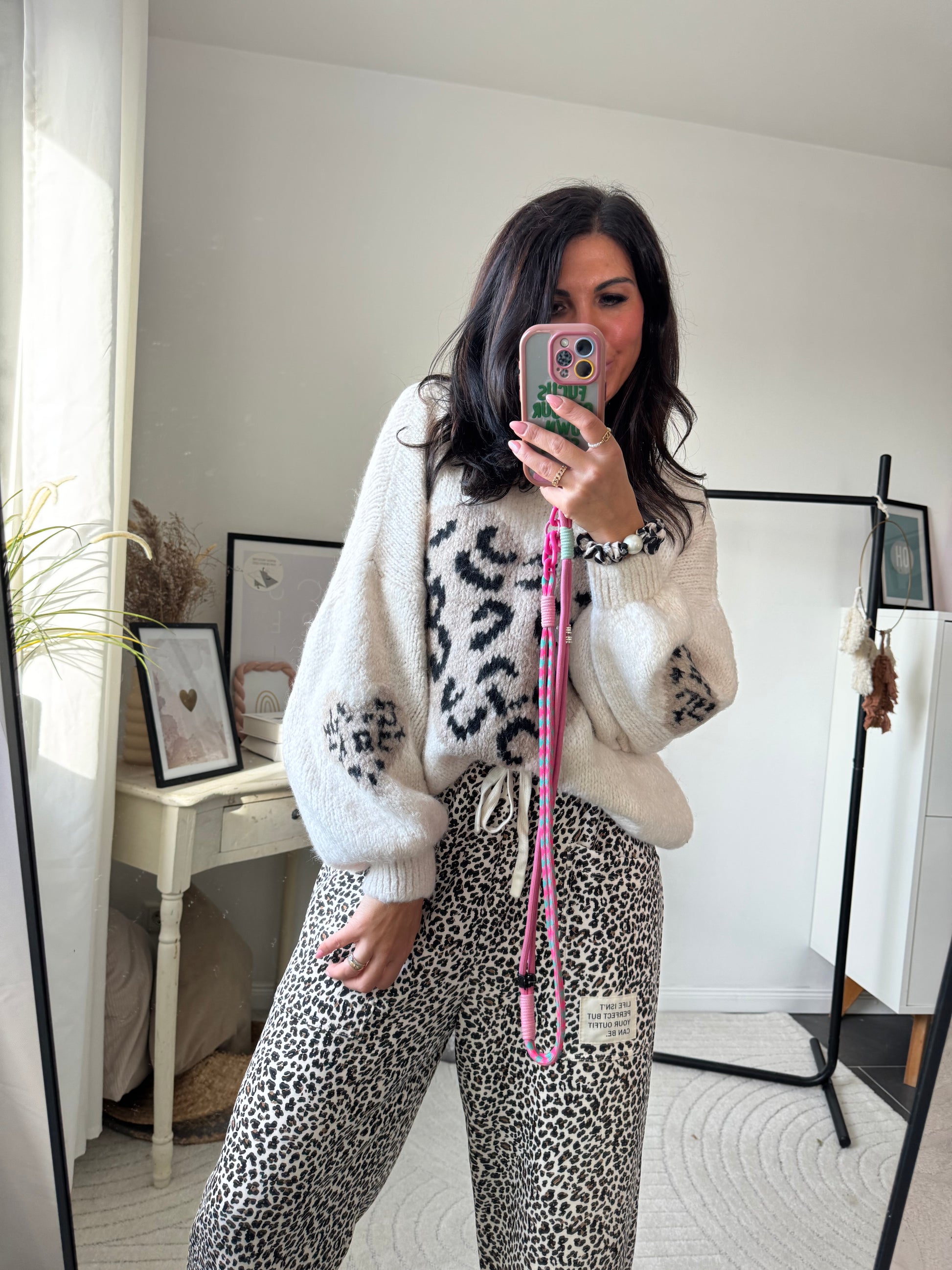 weißer Pullover mit Herz und Animal Print Hose
