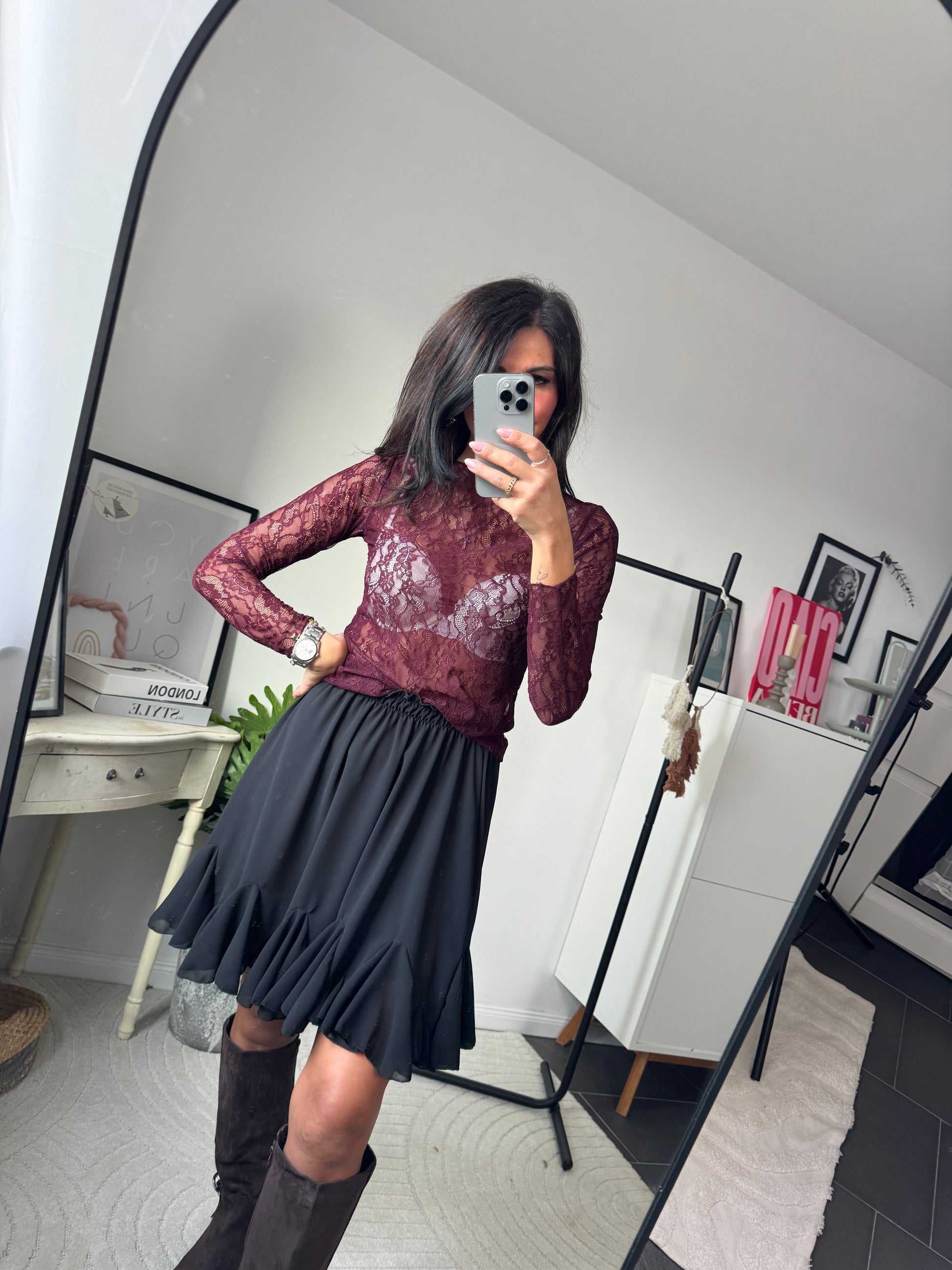 Weinrotes Spitzenoberteil und schwarzer Rock