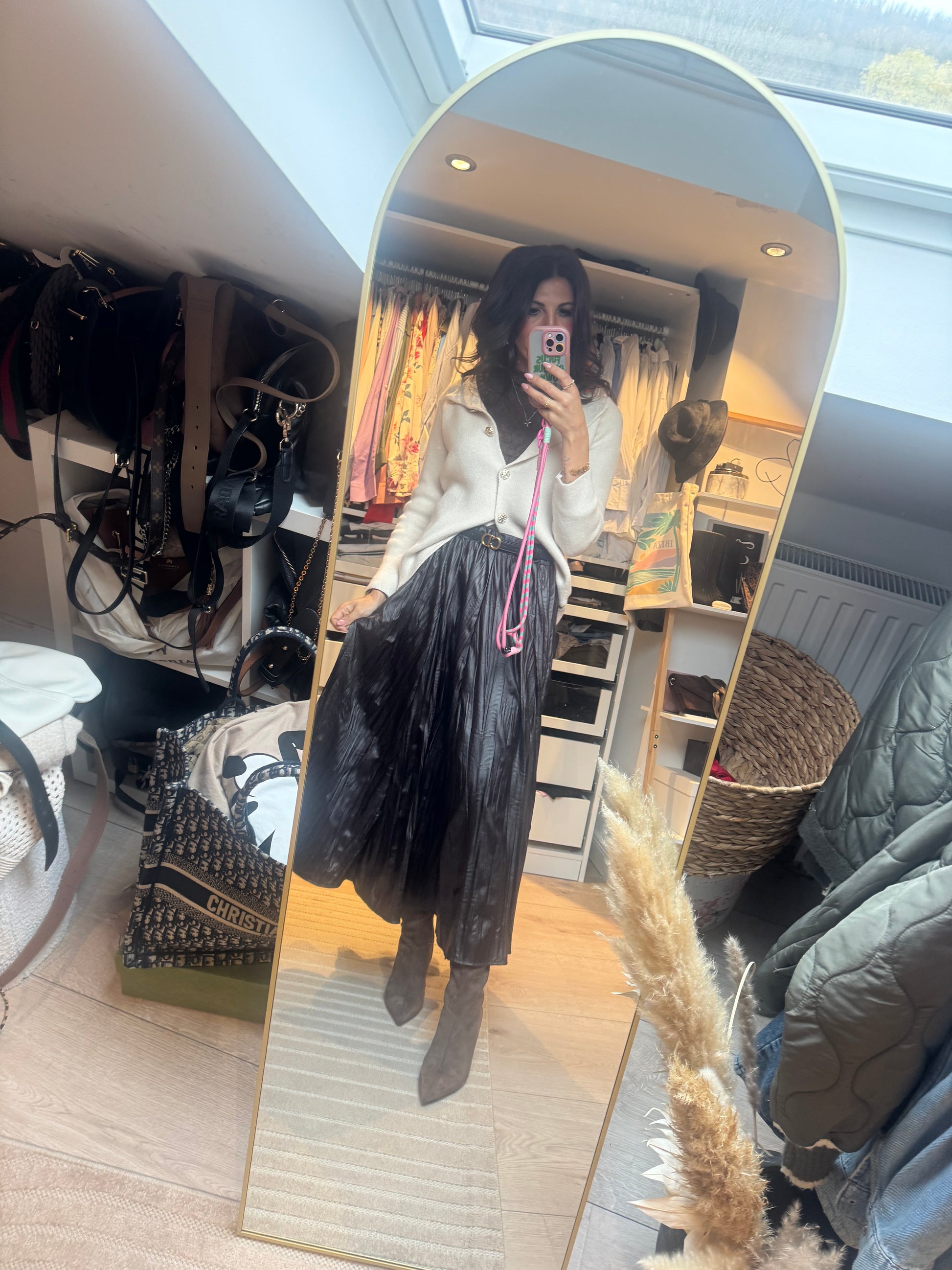 langer brauner Rock and weiße Strickjacke