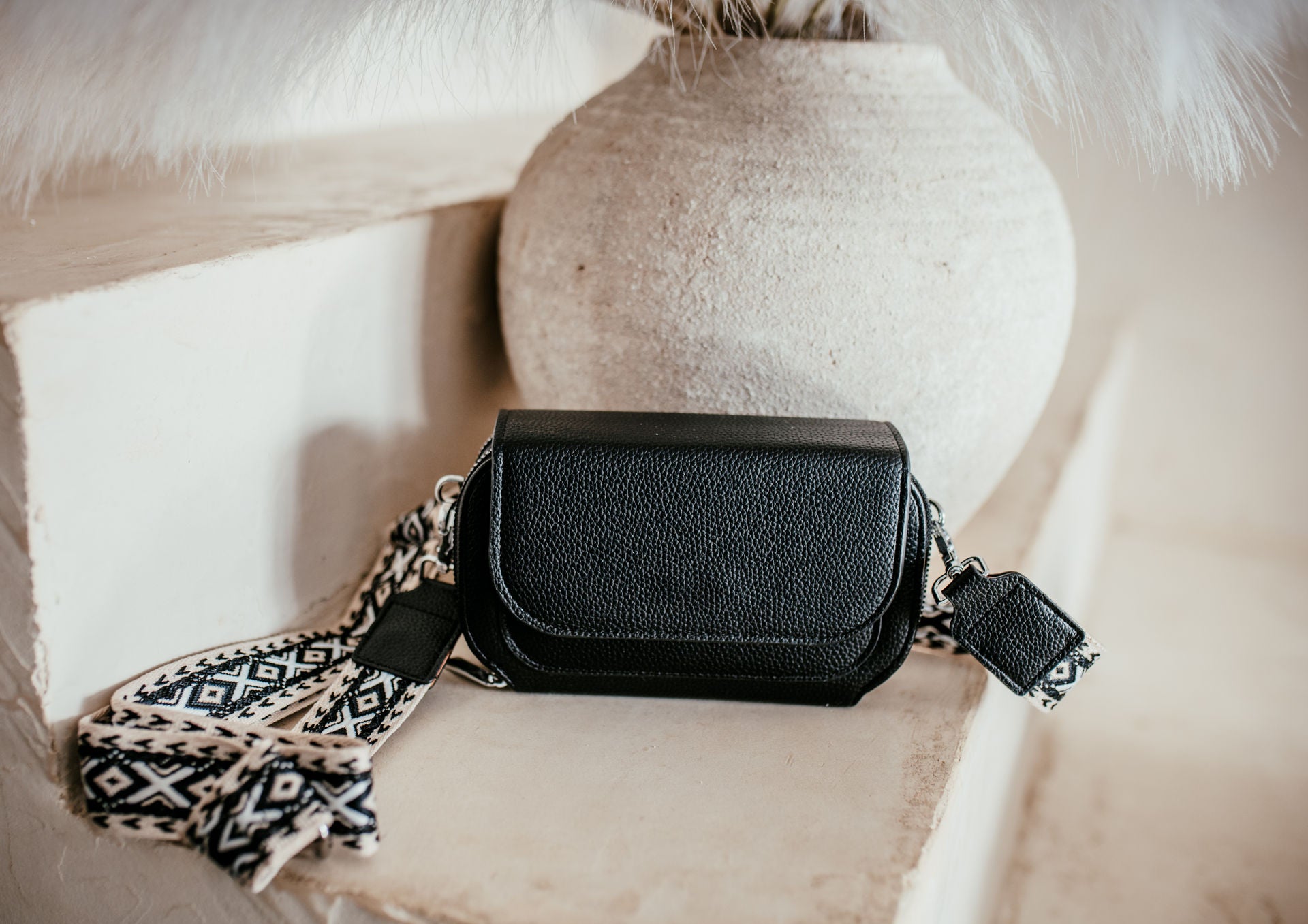 Umhängetasche mit gleichfarbigen Gurt "VANESSA"