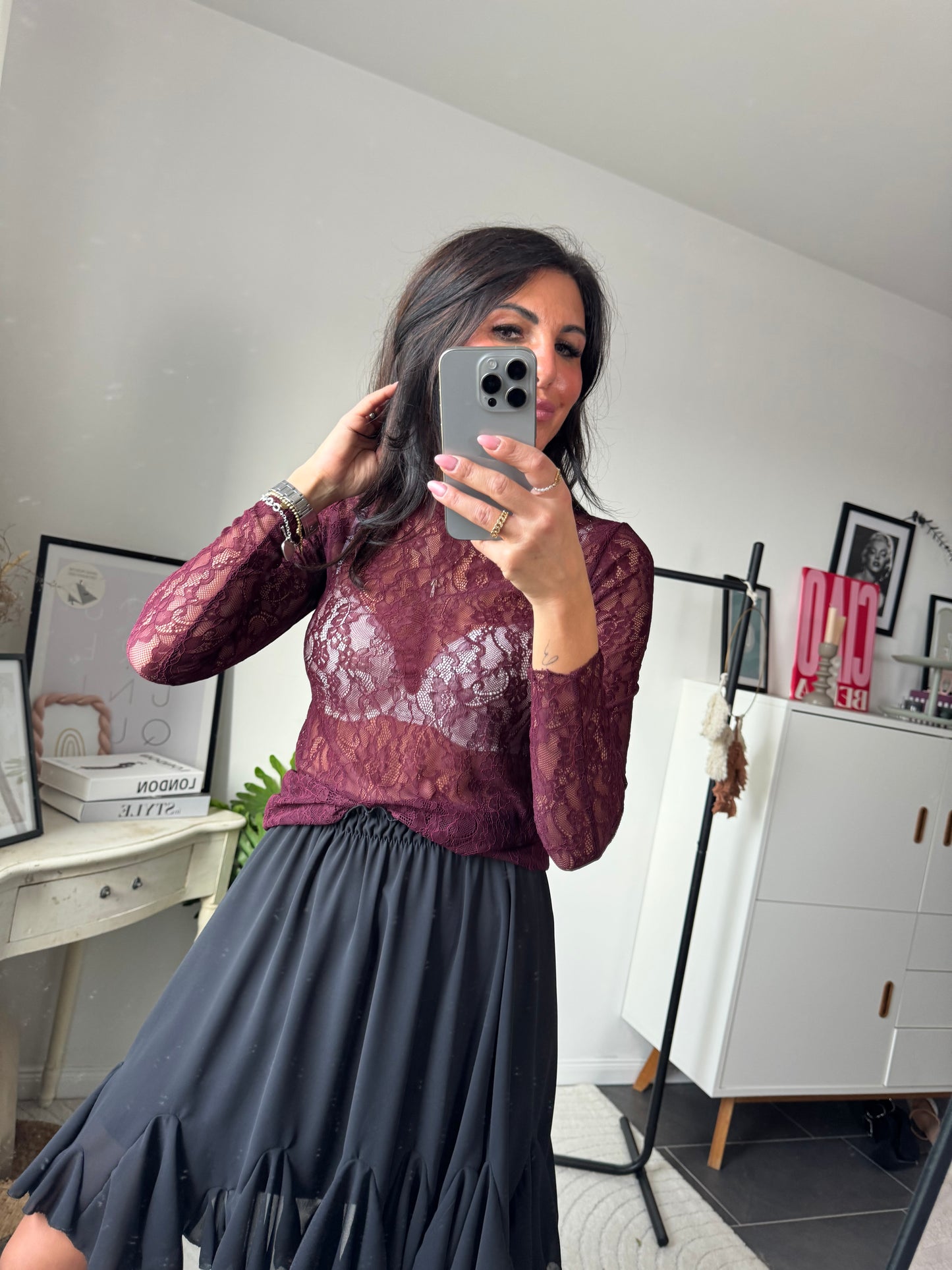 Dunkelrotes Shirt aus Spitze 