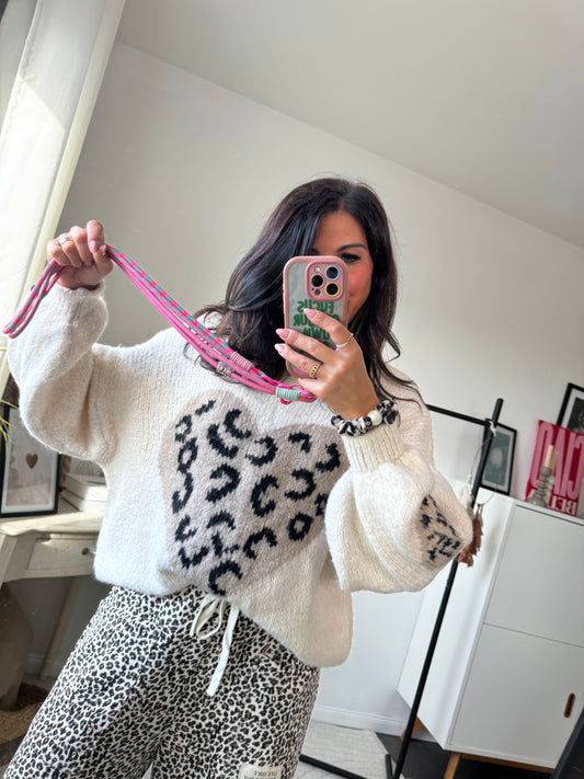 weißer Pullover mit Herz und Animal Print